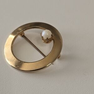 Vintage Brooch Pin Gold-tone & Pearl Colored Bead